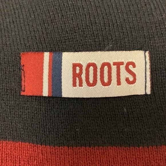 ROOTS scarf black with red trim 6.5” x 89” OS UNISEX - Picture 7 of 8